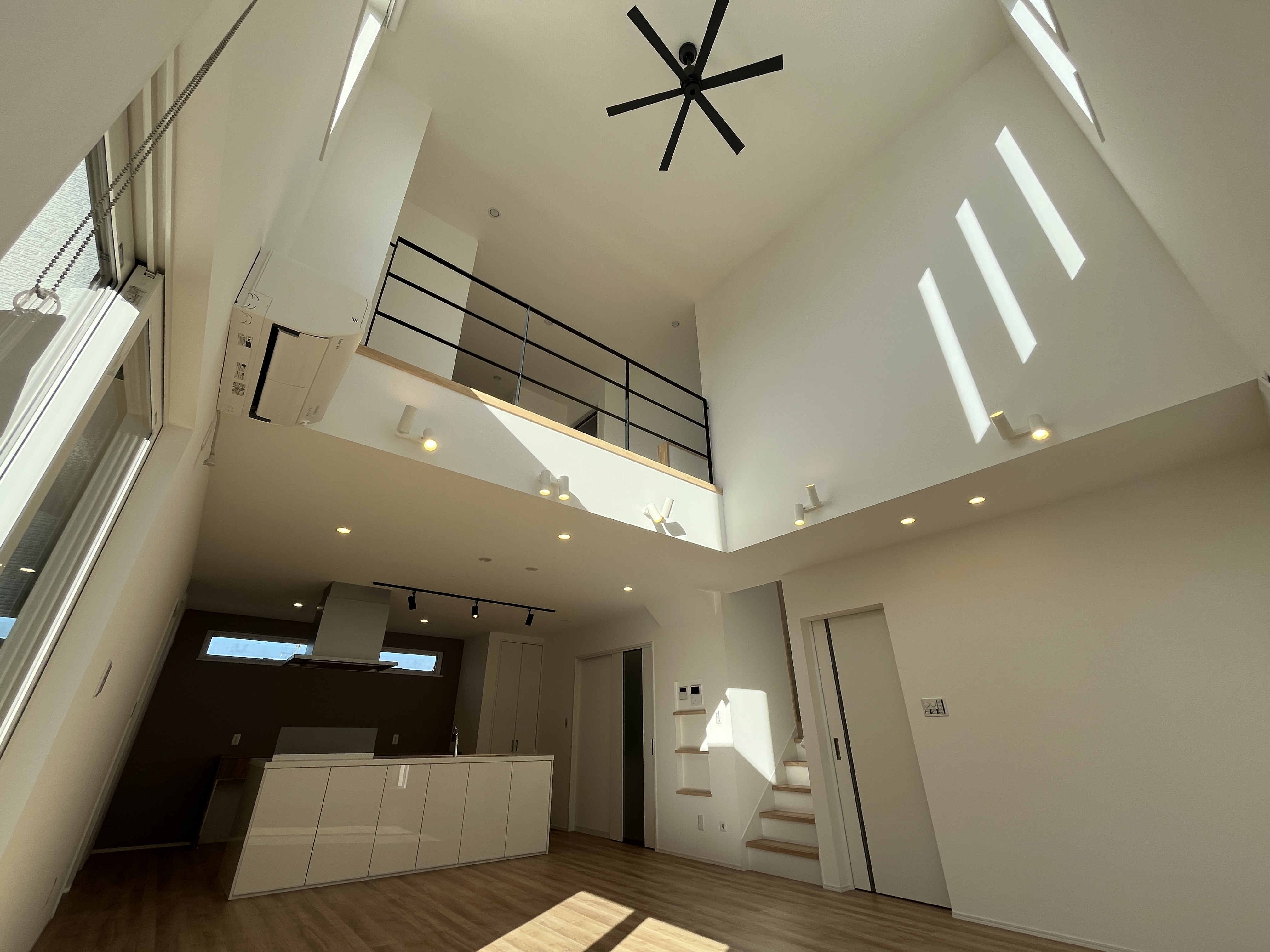 ～採光もバツグンな吹抜けによる大空間～<br />
HANIKEN PREMIUM HOUSE